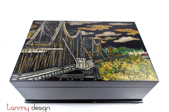 Black rectangular lacquer box engraved with the Long Bien bridge 21,5*32 cm